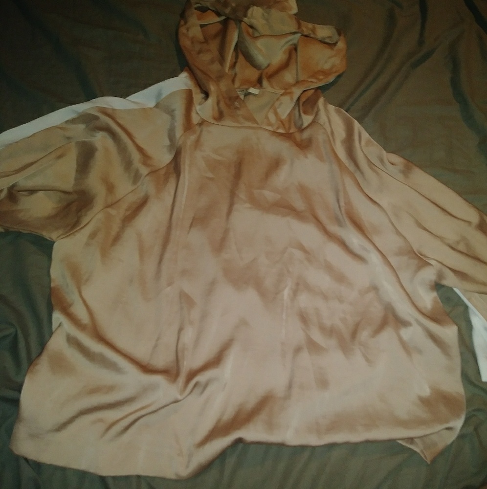 Silky half sleeve shirt with hood